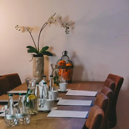 Palazzo Rosso Old Town מלון 3*